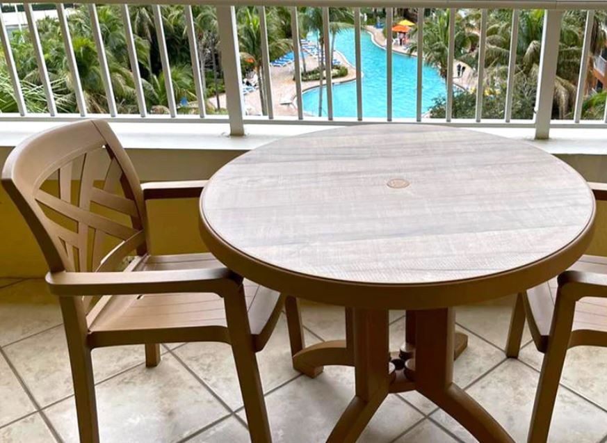 Aquaba 38" Round Folding Table
