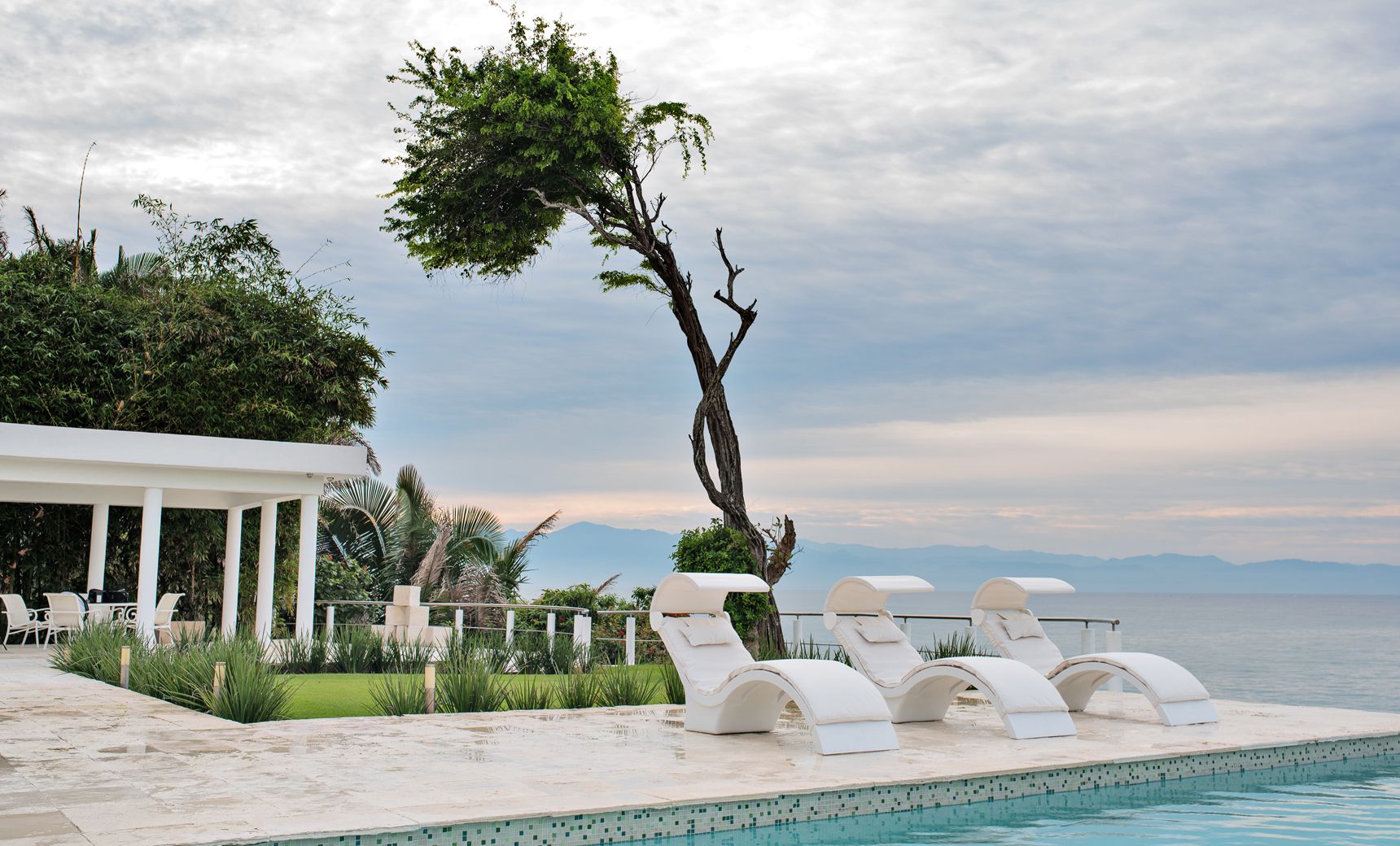 Signature Chaise Shade